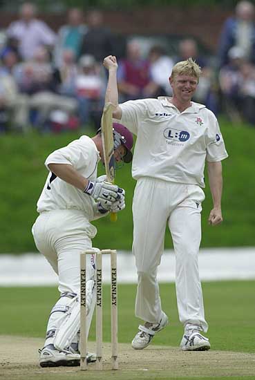 Peter Martin traps Rob Turner lbw for 8