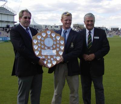 Presentation of the 2nd XI Championship Shield 2001