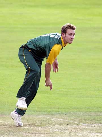 Gareth Clough bowling in the National League, 2001