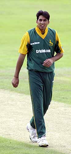 Nadeem Malik in the field in the National League, 2001