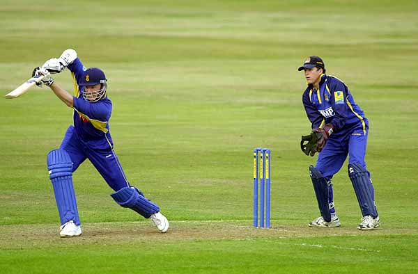 Kevin Dean drives as Derbyshire pass 200