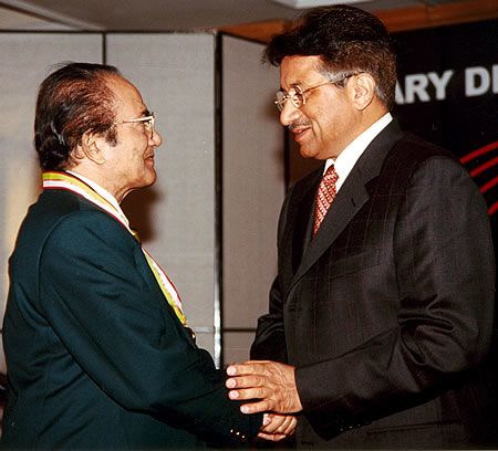 Hanif Mohammad receiving his medal from Pakistan president