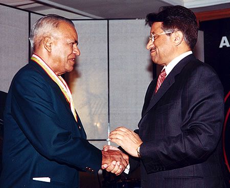 Imtiaz Ahmed receiving his medal from Pakistan president