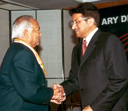 Wazir Mohammad receiving his medal from Pakistan president