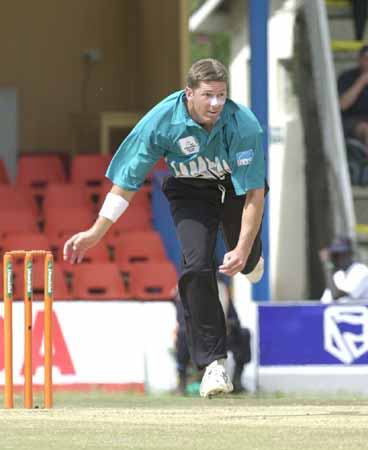Geoff Allott bowling in the 2000 ICC knock out