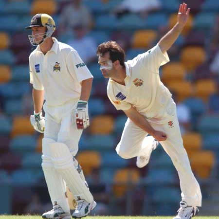 Gilchrist watches Dale bowl, Queensland v Western Australia, Pura Cup, 2001/02