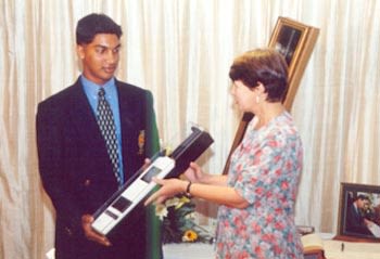 British High  Commissioner Linda Duffield presenting  Malintha  Gajanayake with the Prince of Wales Trophy