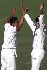 Kumble and Gandhi celebrate, Australia v India, 1st Test, 1999/00