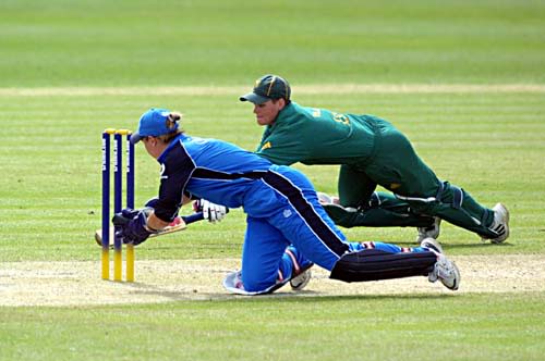 Cassar tries to run out a diving Viljoen