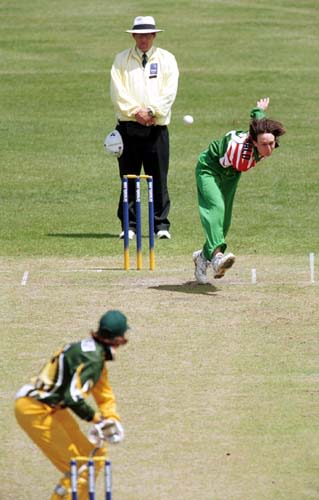 Barbara McDonald bowls to Lisa Keightley