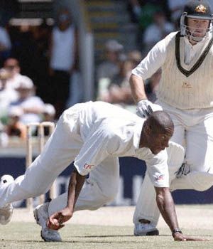 Nixon McLean attempts to run out Mark Waugh