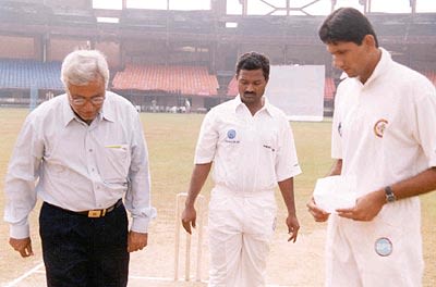 Anantha Padmanabhan and BKV Prasad at the toss