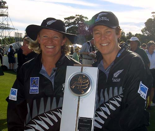 New Zealand players Catherine Campbell and Debbie Hockley with the CricInfo Women's World Cup Trophy