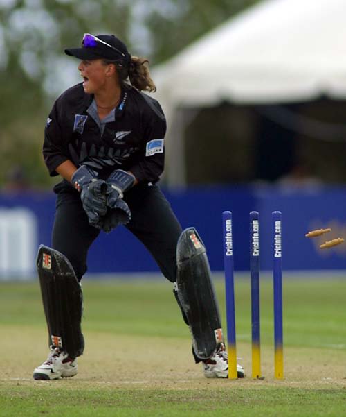Wicketkeeper Rebecca Rolls attempts to run out Cherie Bambury