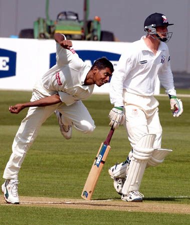 Manjural delivers a ball. Auckland v Bangladeshis at Auckland, 12-15 Dec 2001