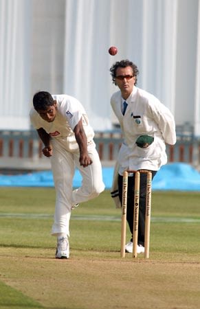 Manjural delivers a ball. 2nd Test: New Zealand v Bangladesh at Wellington, 26-30 Dec 2001