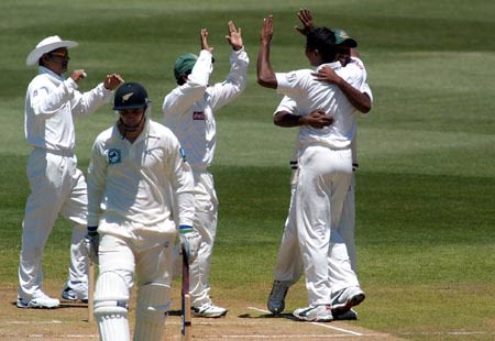 Manjural celebrates with team-mates after dismissing Horne. 2nd Test: New Zealand v Bangladesh at Wellington, 26-30 Dec 2001