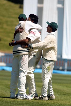 Hasibul hugs Mashrafe in celebration after dismissing Richardson. 2nd Test: New Zealand v Bangladesh at Wellington, 26-30 Dec 2001