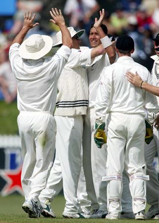 Members of the New Zealand team celebrate the dismissal of Tendulkar. 2nd Test: New Zealand v India at Hamilton, 19-23 Dec 2002