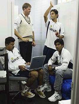 Bruce Reid telling Irfan Pathan and L Balaji about the tricks of the trade